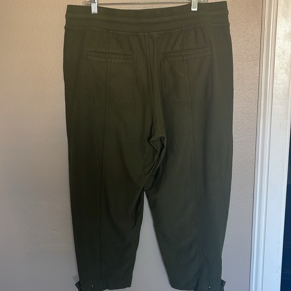 Athleta Farallon weekender pant. Cropped. Color green. Size xl - Picture 3 of 5